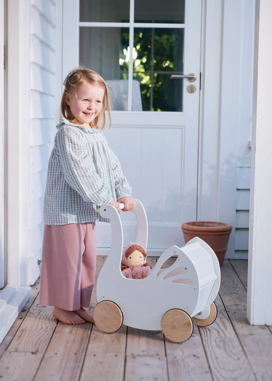 Carrozzina Cigno in Legno per Bambole Sweet Dreams | Tender Leaf Toys | 3+ Anni