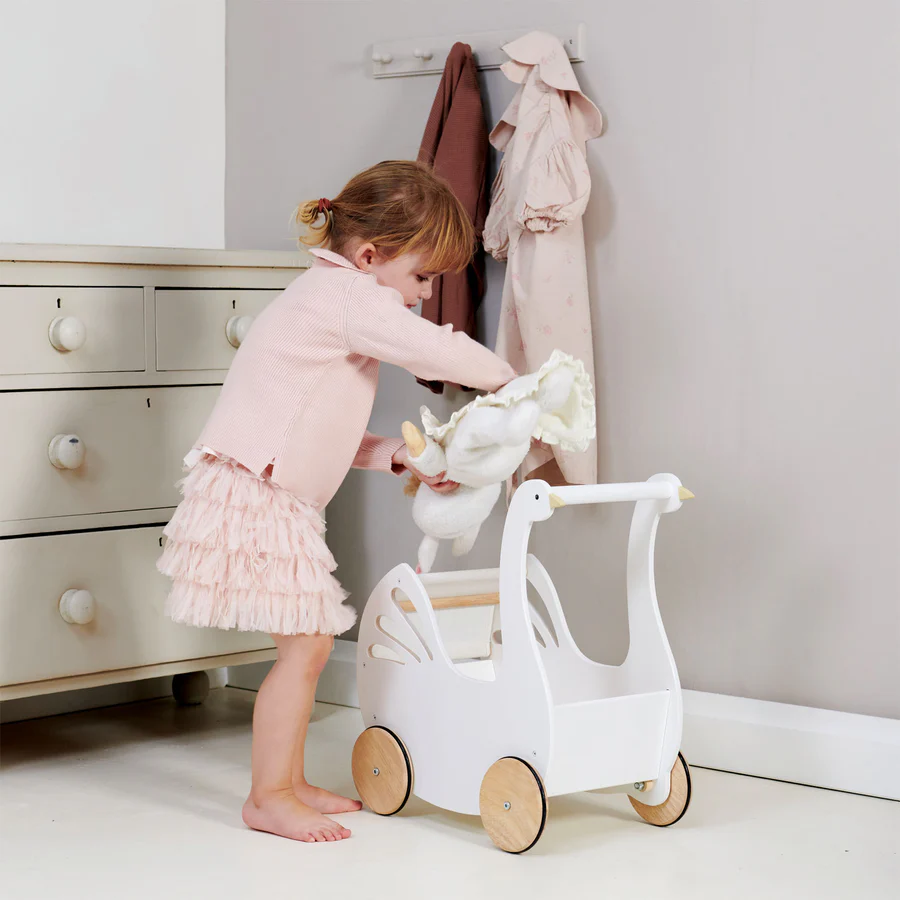 Carrozzina Cigno in Legno per Bambole Sweet Dreams | Tender Leaf Toys | 3+ Anni
